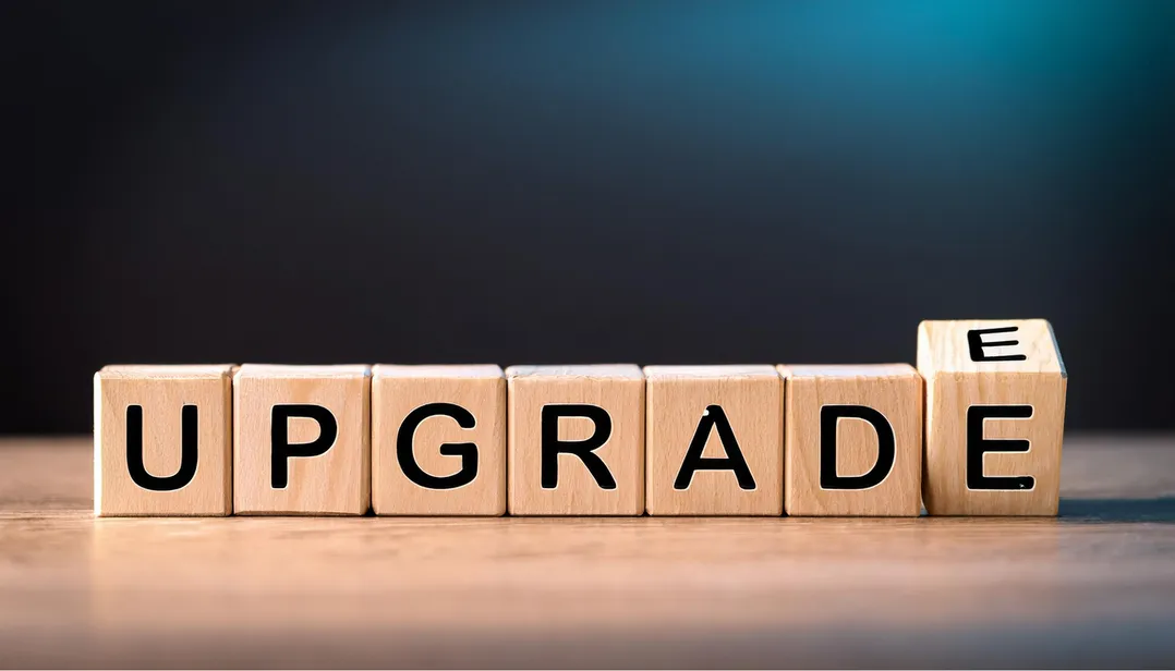 Windows10からWindows11へのアップグレードを促す「UPGRADE」の文字が並ぶ写真