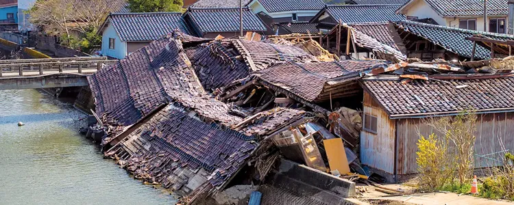 崩壊した酒蔵と松波川(撮影:Yutaka Imai)