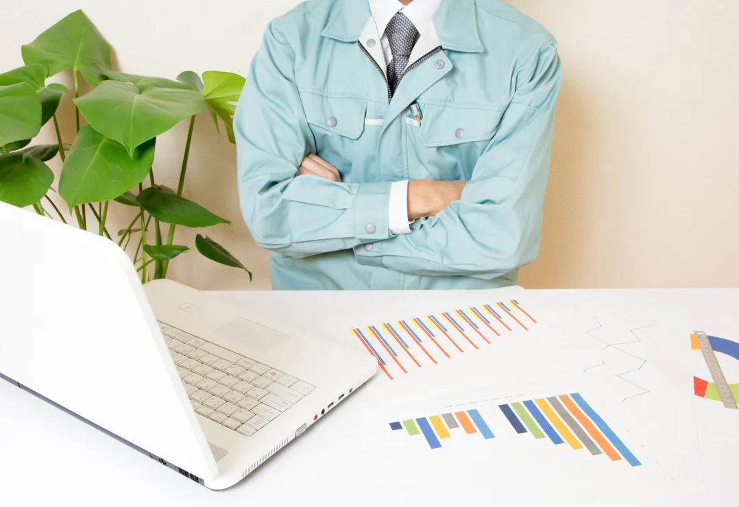 データを前に腕組みしている中小企業経営者のイメージ画像