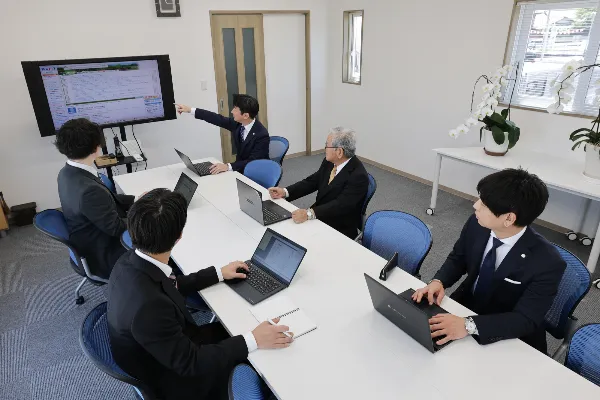 全員で成長し、経営の前を歩く——事務所の原点