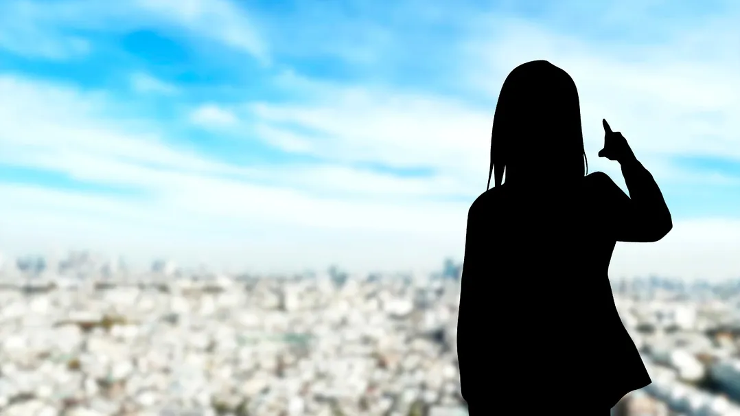 女性の職業生活における活躍推進をイメージした都市背景と人物シルエット