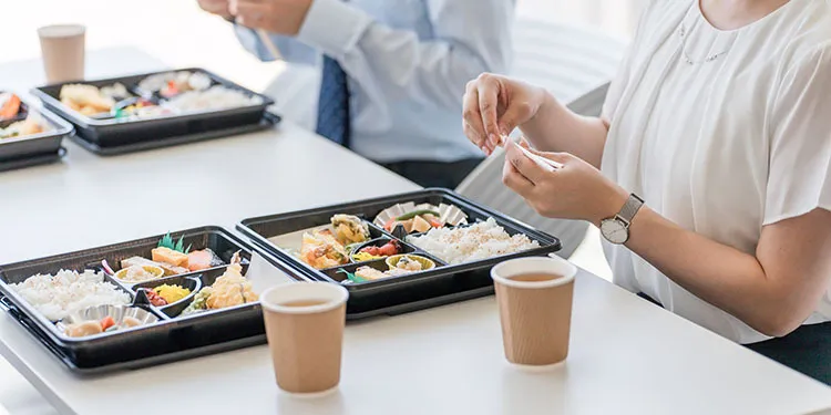 社内で飲食する様子