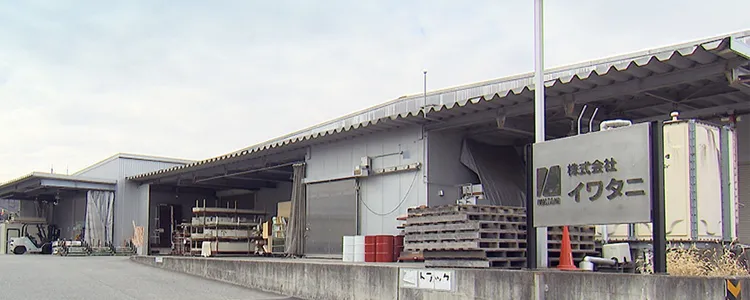 本社工場でパネルの設計、製造、検査を一貫して行う