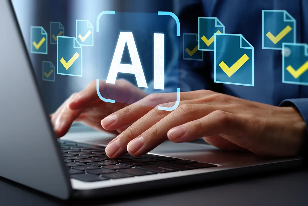 AI技術を活用した税務調査のイメージ、パソコン操作とデジタル書類