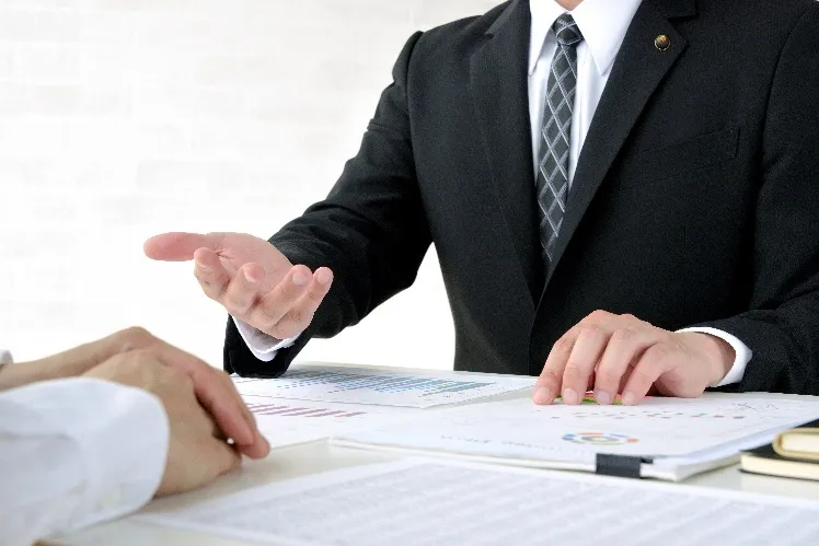 税理士に相談している様子のイメージ画像