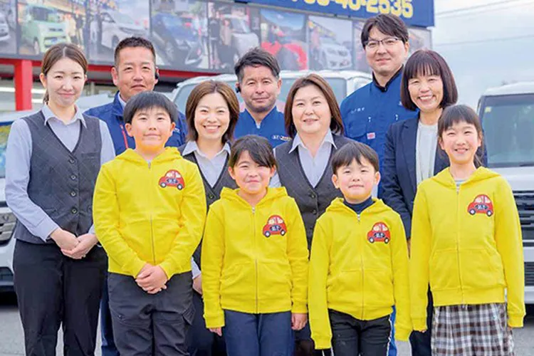 スタッフの子どもたちと。2列目中央左は中村優希営業部アンバサダー、3列目右端は山中俊史整備士