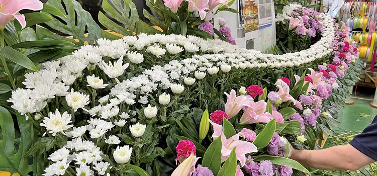 花祭壇を自社工場で制作して現場に送る