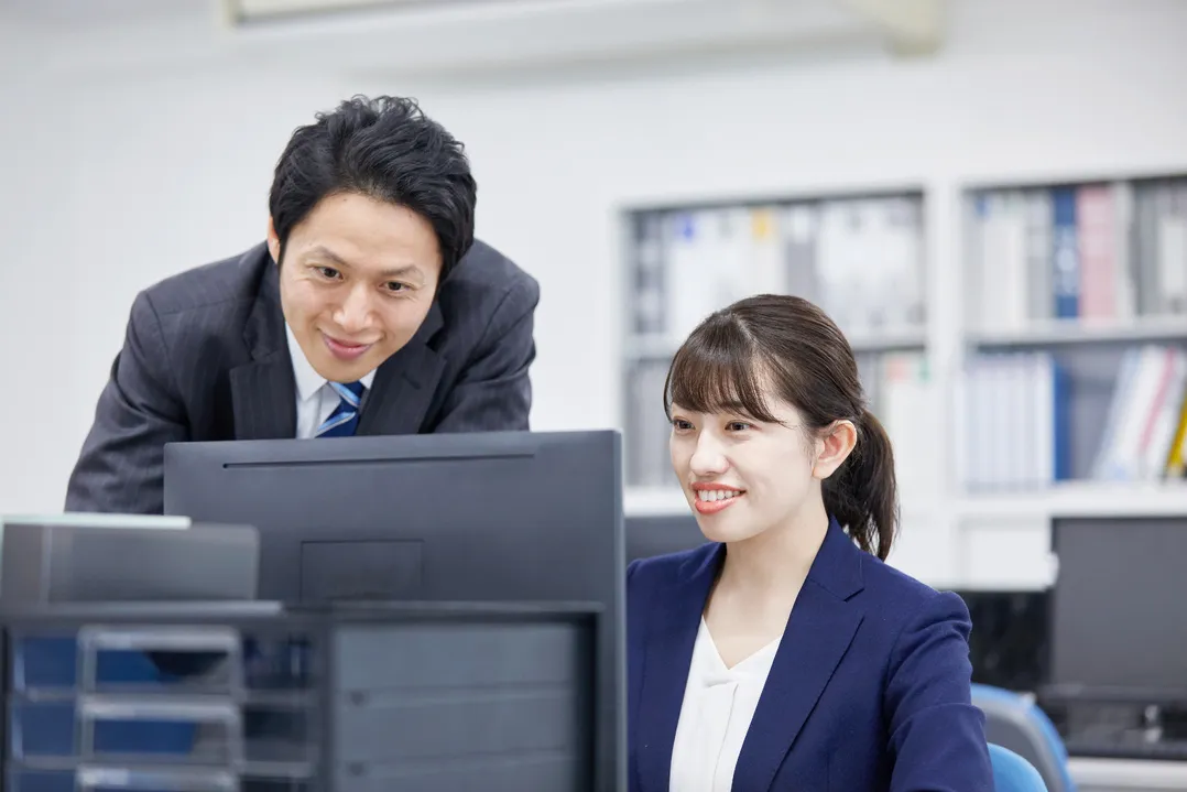 デジタルインボイスを導入して経理業務が楽になった職場のイメージ