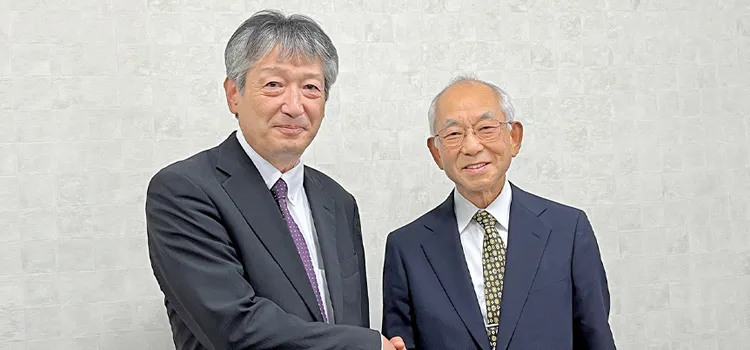 株式譲渡は2025年10月28日に油研工業本社にて行われた（左は油研工業の宮坂篤社長）
