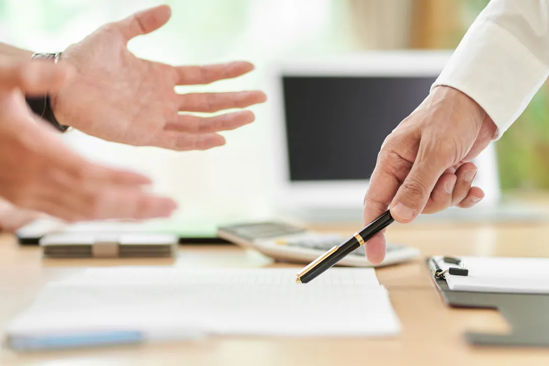 相続人同士が対立している様子のイメージ画像