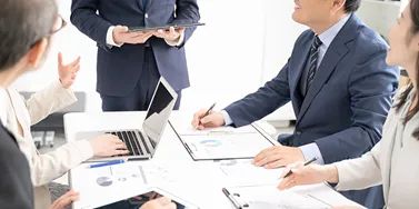 打ち合わせをする経営者と金融機関の担当者